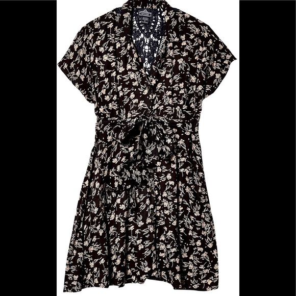 Angie floral dress with crochet back detailing - Picture 1 of 3